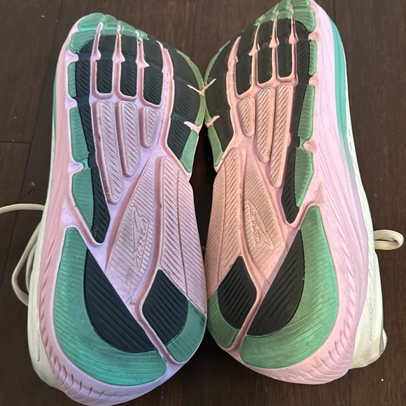 Women’s Altra Via Olympus in lightly used condition, size 11 white/pink - Picture 4 of 4